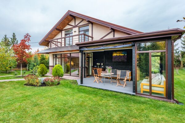 Maison avec terrasse et jardin aménagé, illustrant un projet d'aménagement extérieur dans les Landes