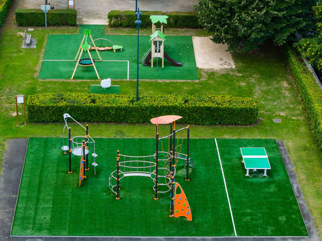Aire de jeux et parcours sportif sur gazon synthétique entretenus par C4D Solutions