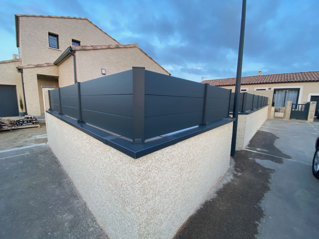 Clôture aluminium anthracite posée sur muret par C4D Solutions