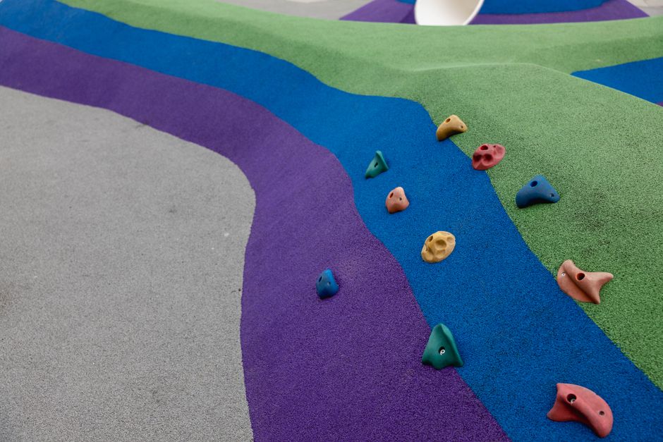 Sol amortissant coloré avec prises d'escalade pour jeunes enfants