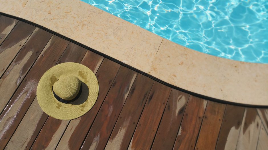 Plage de piscine au bord d'un bassin, zone idéale pour une moquette de pierre