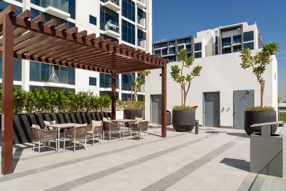 Pergola en bois ombrageant une terrasse avec salon de jardin