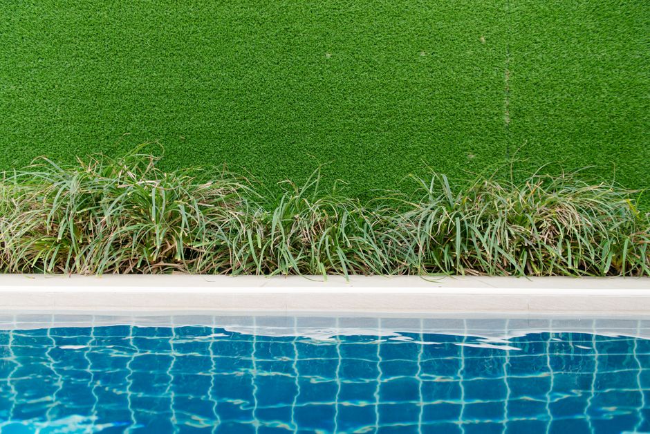 Gazon synthétique posé en bordure de piscine