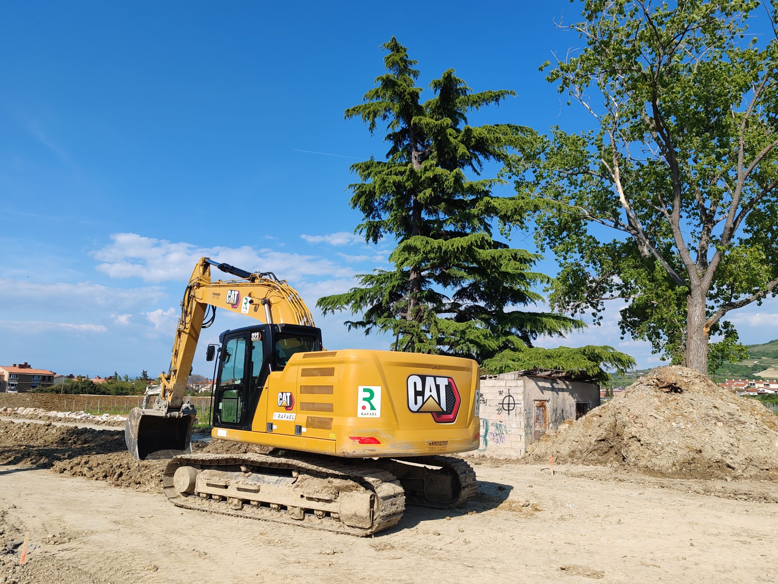 Excavateur réalisant des travaux de terrassement dans les Landes